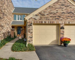 20 The Court Of Island Point, Northbrook, IL 60062