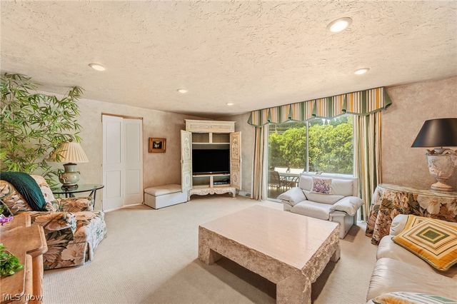 5379 Meadow Wood Boulevard, Lyndhurst, OH 44124