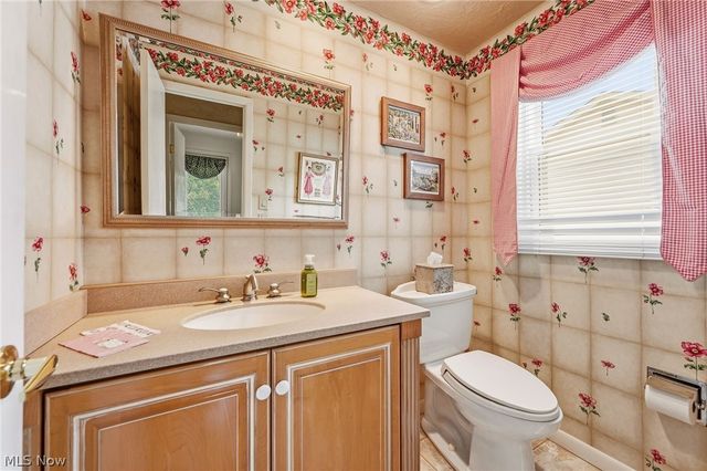 5379 Meadow Wood Boulevard, Lyndhurst, OH 44124