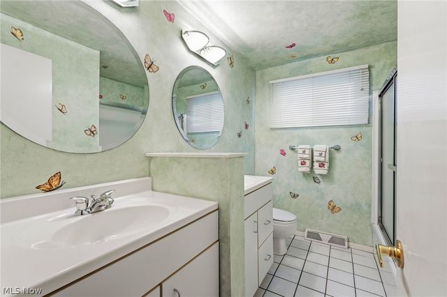 5379 Meadow Wood Boulevard, Lyndhurst, OH 44124