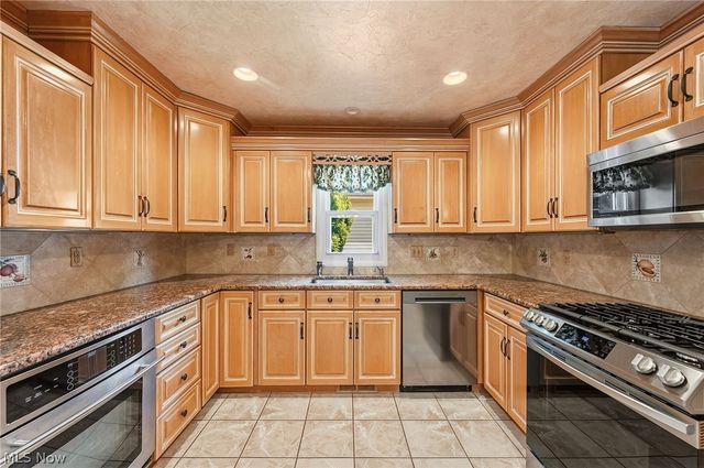 5379 Meadow Wood Boulevard, Lyndhurst, OH 44124