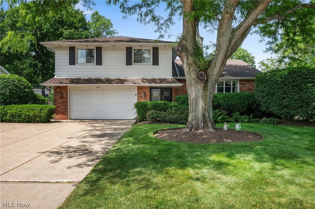 5379 Meadow Wood Boulevard, Lyndhurst, OH 44124