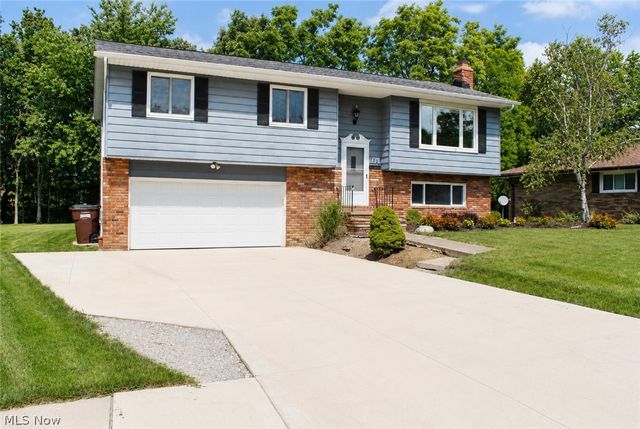 8920 Lakeview Circle, Parma, OH 44129