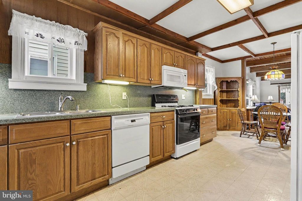 Image 11 of property listing at 113 S PLEASANT AVE, Dallastown, PA 17313