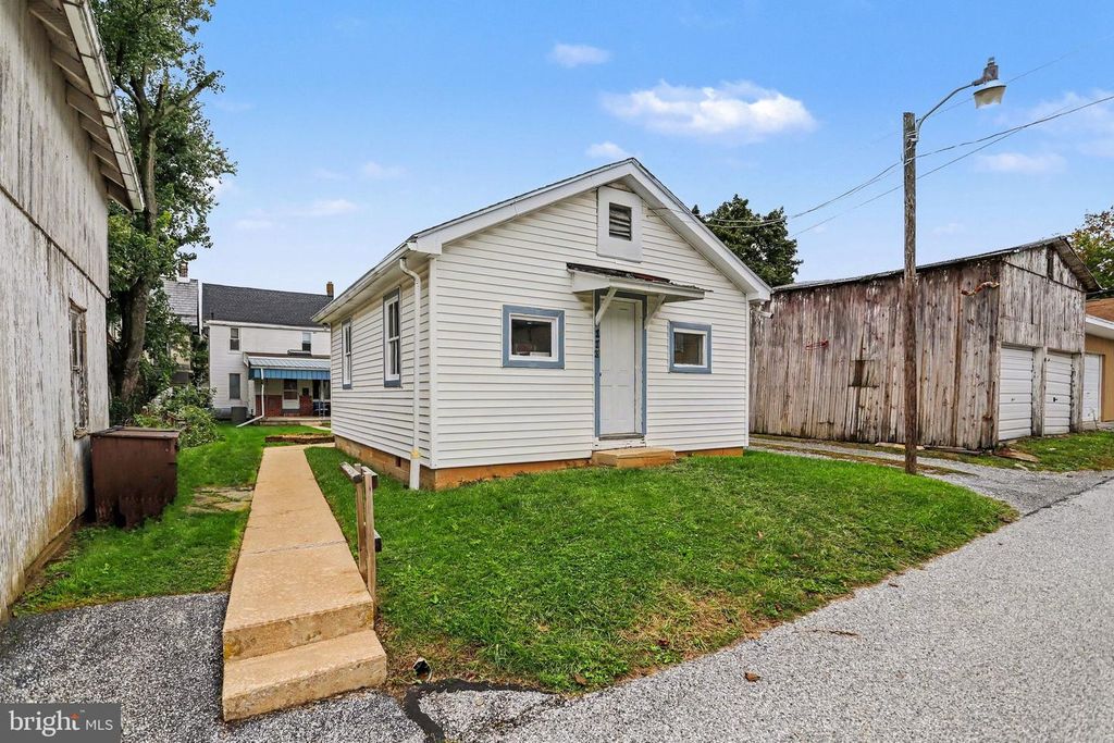 Image 27 of property listing at 113 S PLEASANT AVE, Dallastown, PA 17313