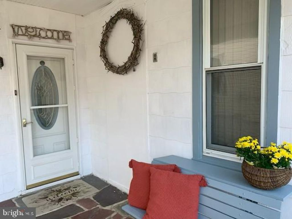 Image 4 of property listing at 113 S PLEASANT AVE, Dallastown, PA 17313