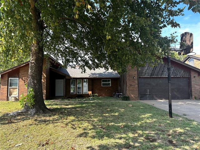 131 Regency Drive, Clinton, OK 73601