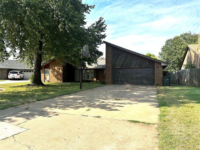 131 Regency Drive, Clinton, OK 73601