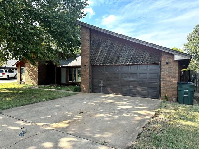 131 Regency Drive, Clinton, OK 73601