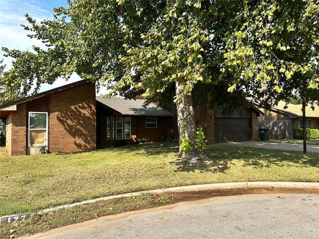 131 Regency Drive, Clinton, OK 73601
