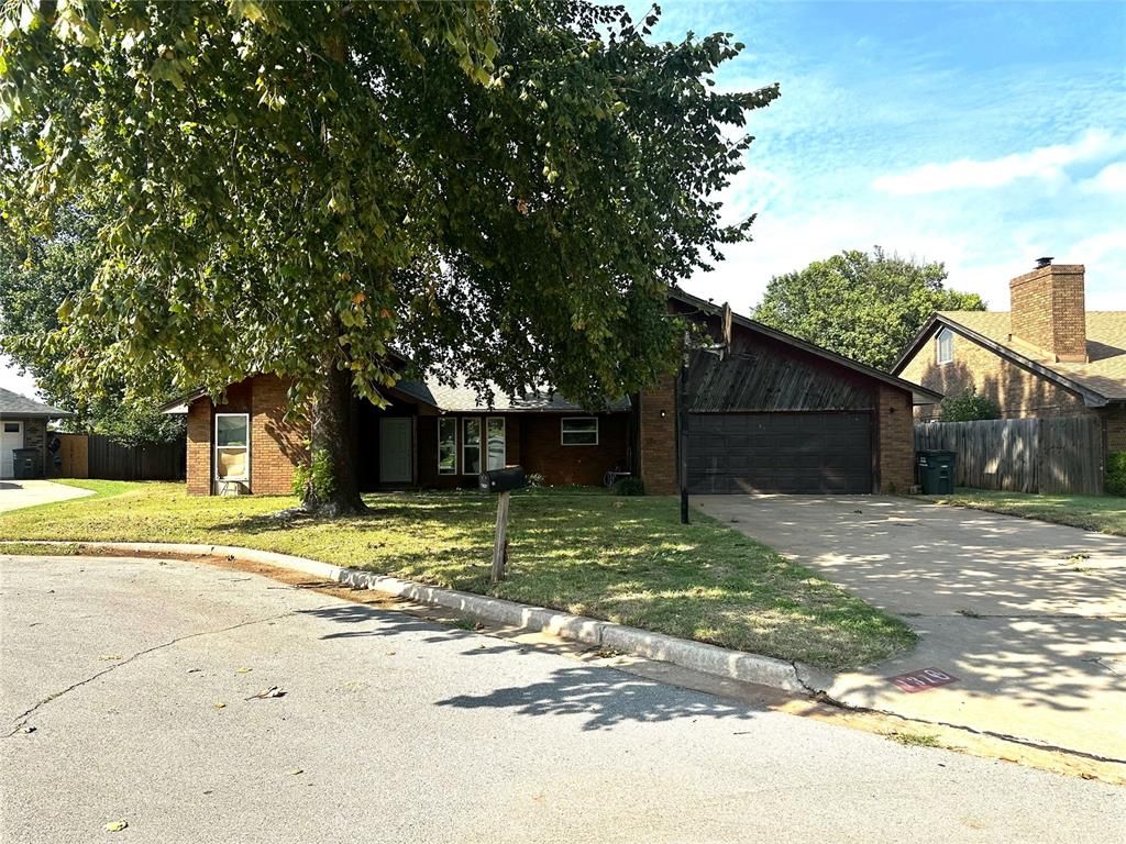 131 Regency Drive, Clinton, OK 73601