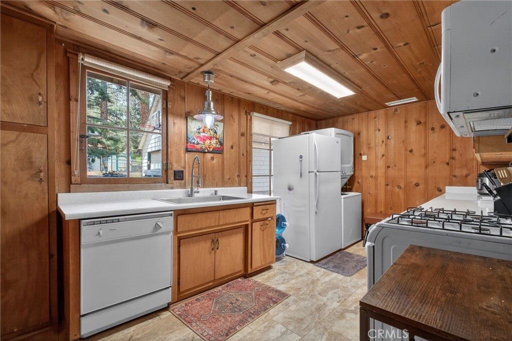 Image 10 of property listing at 1674 Twin Lakes, Wrightwood, CA 92397