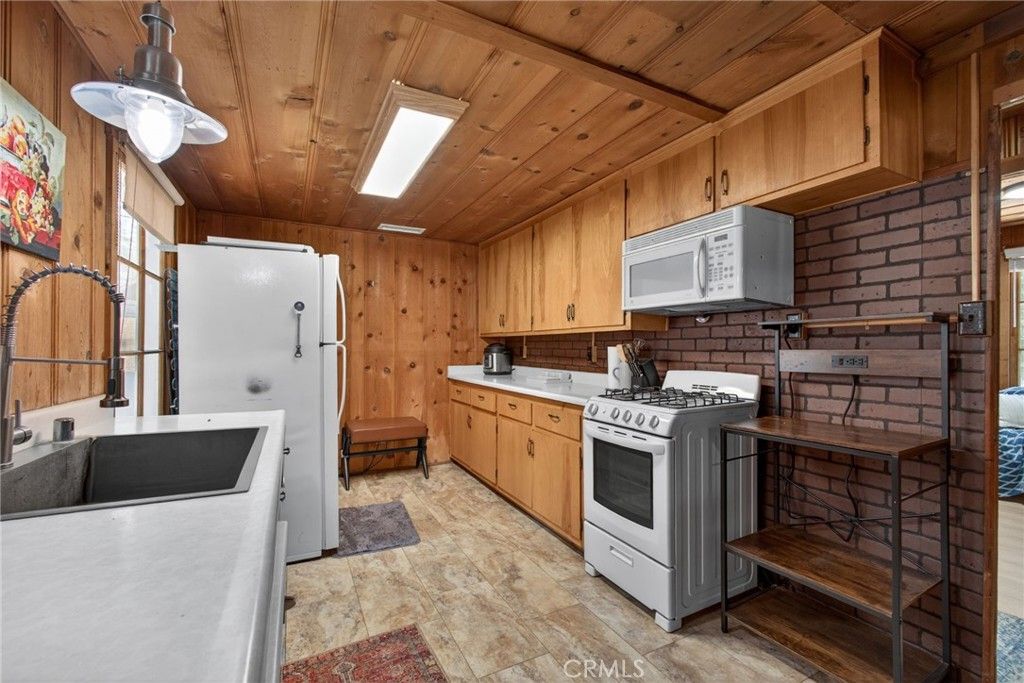 Image 11 of property listing at 1674 Twin Lakes, Wrightwood, CA 92397