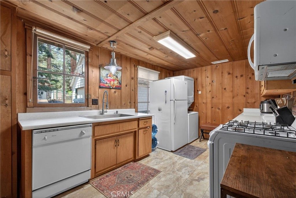 Image 12 of property listing at 1674 Twin Lakes, Wrightwood, CA 92397