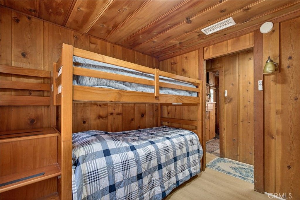 Image 15 of property listing at 1674 Twin Lakes, Wrightwood, CA 92397