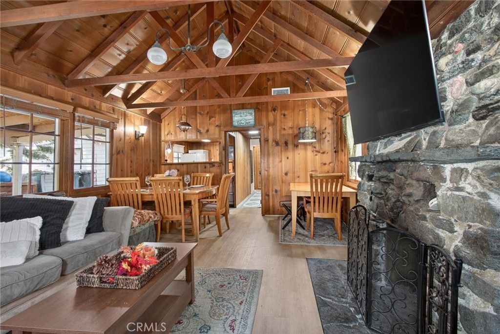 Image 3 of property listing at 1674 Twin Lakes, Wrightwood, CA 92397