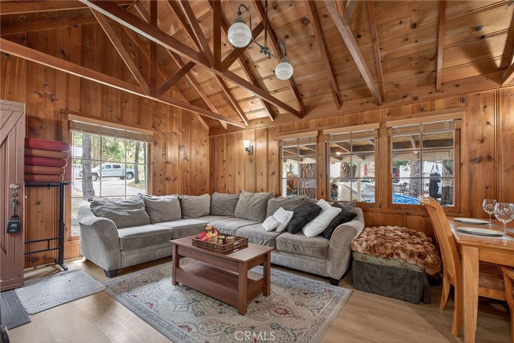 Image 8 of property listing at 1674 Twin Lakes, Wrightwood, CA 92397