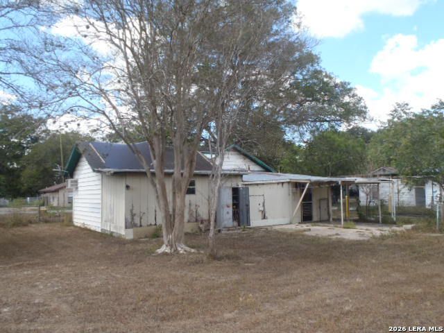 921 Pecan St, Seguin, TX 78155