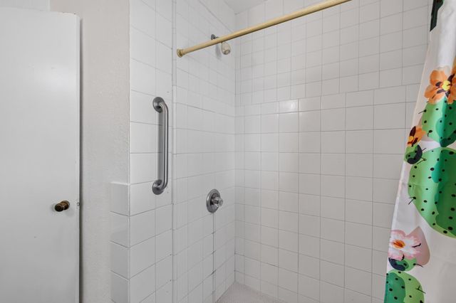 1642 W Robinson Ave, Fresno, CA 93705
