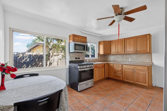 1642 W Robinson Ave, Fresno, CA 93705