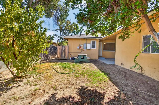 1642 W Robinson Ave, Fresno, CA 93705