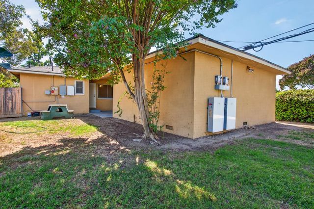 1642 W Robinson Ave, Fresno, CA 93705