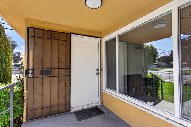 1642 W Robinson Ave, Fresno, CA 93705
