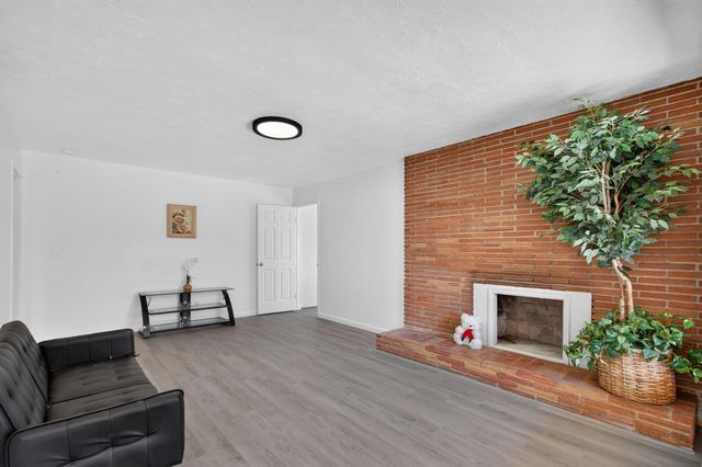 1642 W Robinson Ave, Fresno, CA 93705