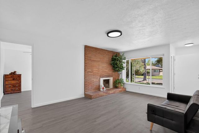 1642 W Robinson Ave, Fresno, CA 93705