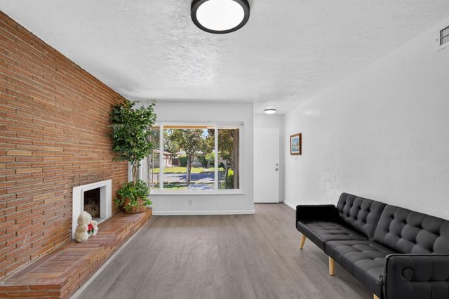 1642 W Robinson Ave, Fresno, CA 93705