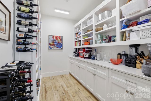 130 Cherokee Road 406, Charlotte, NC 28207