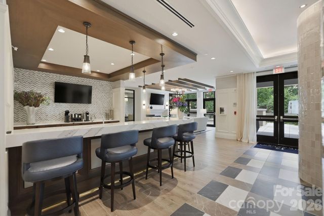 130 Cherokee Road 406, Charlotte, NC 28207