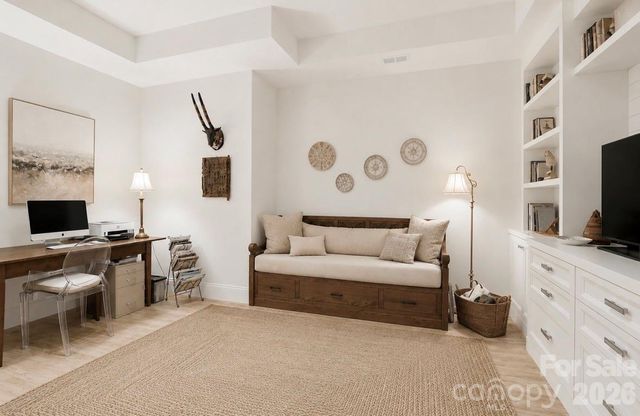 130 Cherokee Road 406, Charlotte, NC 28207