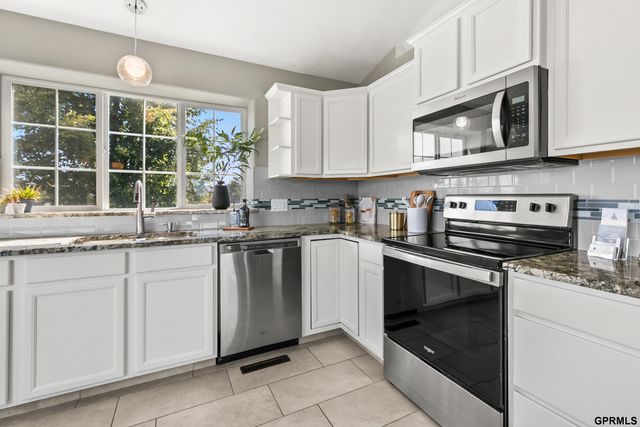 16860 Camden Avenue, Omaha, NE 68116
