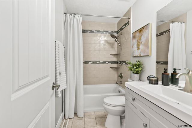 16860 Camden Avenue, Omaha, NE 68116