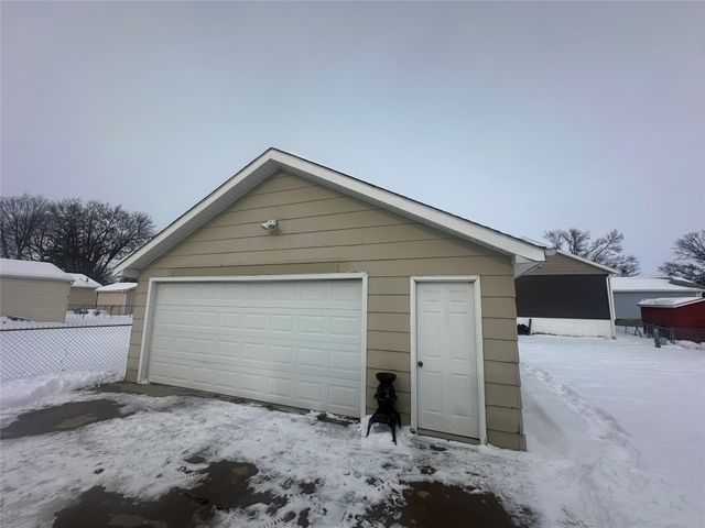 2024 N 4th Avenue E, Newton, IA 50208