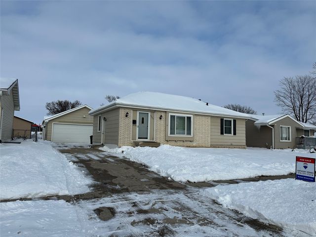 2024 N 4th Avenue E, Newton, IA 50208