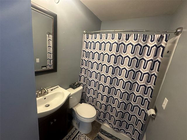 2024 N 4th Avenue E, Newton, IA 50208