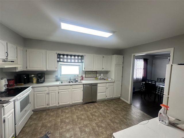 2024 N 4th Avenue E, Newton, IA 50208