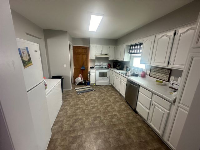 2024 N 4th Avenue E, Newton, IA 50208