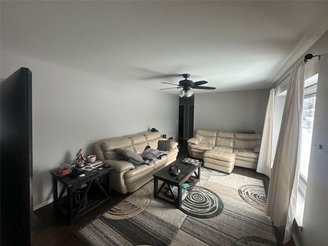 2024 N 4th Avenue E, Newton, IA 50208