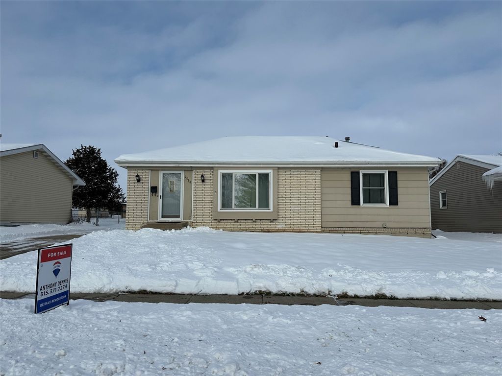 2024 N 4th Avenue E, Newton, IA 50208