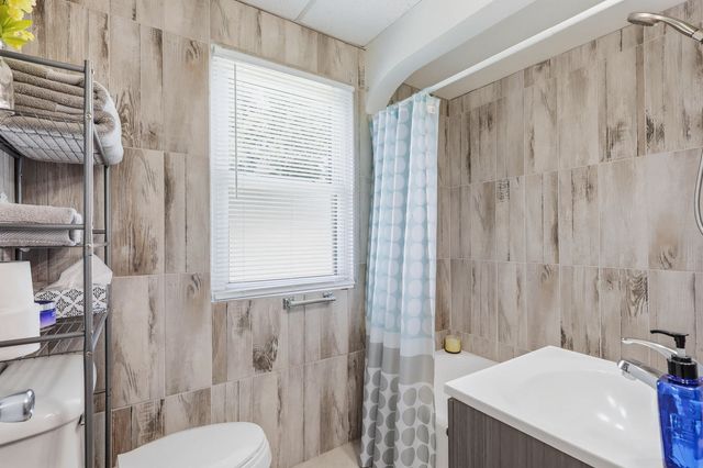 2348 W High Street, Davenport, IA 52804