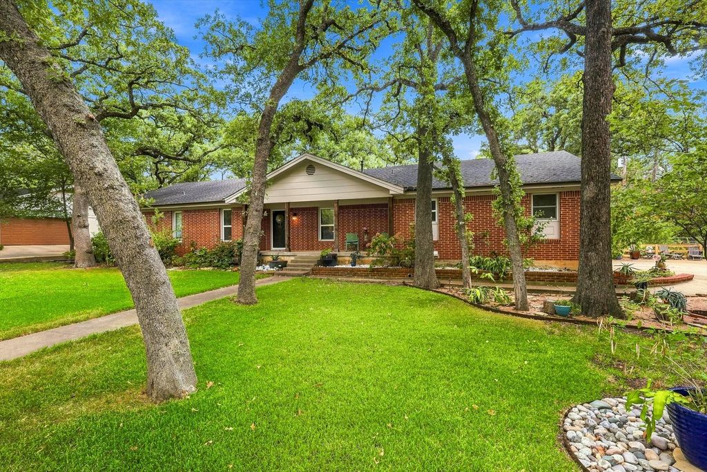 307 Shadow Lane, Euless, TX 76039 — exterior