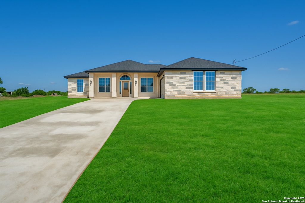 171 Hidden Ranch, Floresville, TX 78114