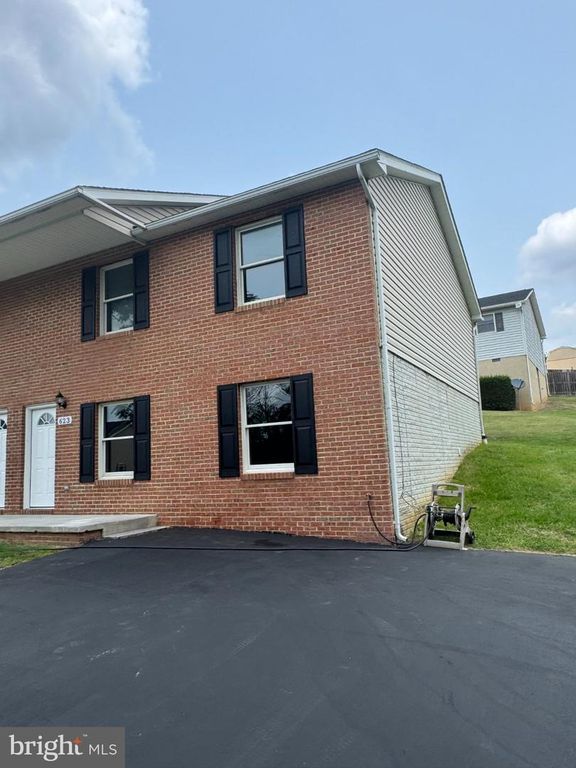 623 THOMPSON ST, Strasburg, VA 22641