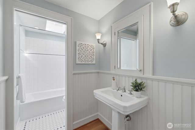 5937 37th Avenue SW, Seattle, WA 98126