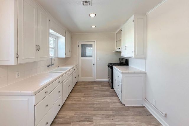 1118 Victoria Avenue, Hollister, CA 95023