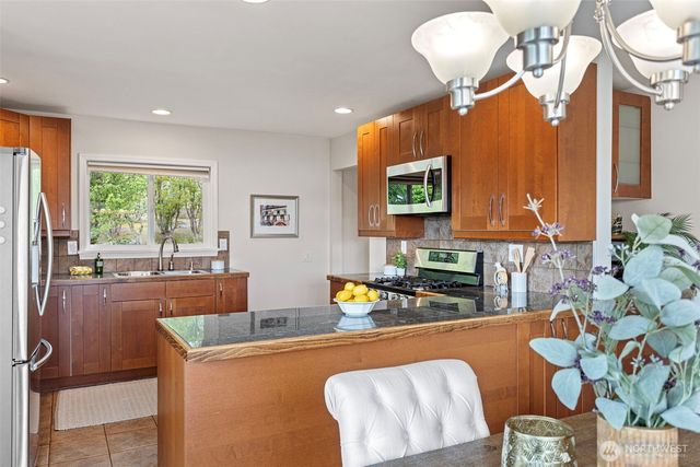 11210 Lakeside Avenue NE, Seattle, WA 98125