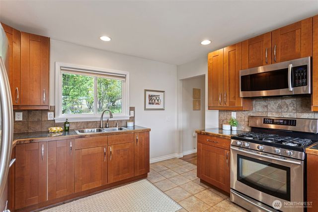 11210 Lakeside Avenue NE, Seattle, WA 98125